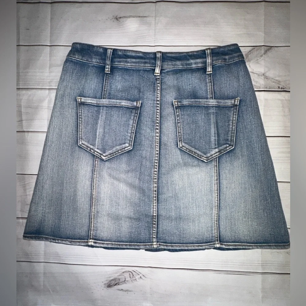 Denim Button-Front Skirt Size 4
Casual Wear Summer Lightweight Button Front - Picture 2 of 7